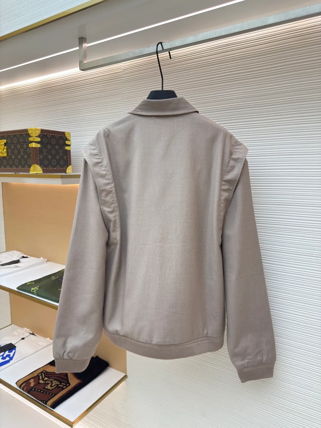 LOUIS VUITTON wool short profile stand-collar jacket ●Authentic product: Purchased and developed for 23900 ●Item number: 1680660-B90 ●Fabric: wool blended fabric ●Technology: Positioning cutting machine ●Version: fitted version ●Weight: about 970 grams ●Size: 50-52-54-56 ●Description: The sample is patterned in the same 50 yards. There is no change in the length of the garment. Custom-woven wool light-mixed twill fabric with composite treatment. Small vat custom-dyed with no color difference. Matching custom-made horizontal knitted wool rib. The opposite-sex pattern style is the same as the original. The knitted gusset on the shoulders is spliced, and the details are perfectly restored. The overall wiring is straight and delicate, the fabric is comfortable and soft, and the color is consistent without color difference. It can be matched with the same style to create a fashionable look and control various occasions. Customized accessories, complete with three standards, same style for men and women!